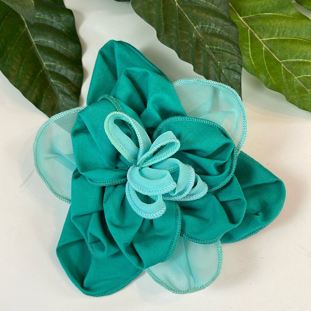 THE LIMITED AQUA FLOWER PIN